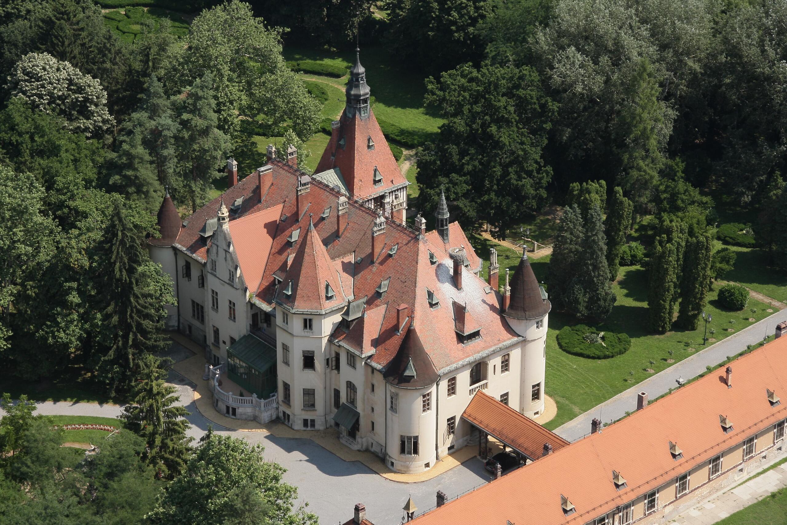 Dvorci